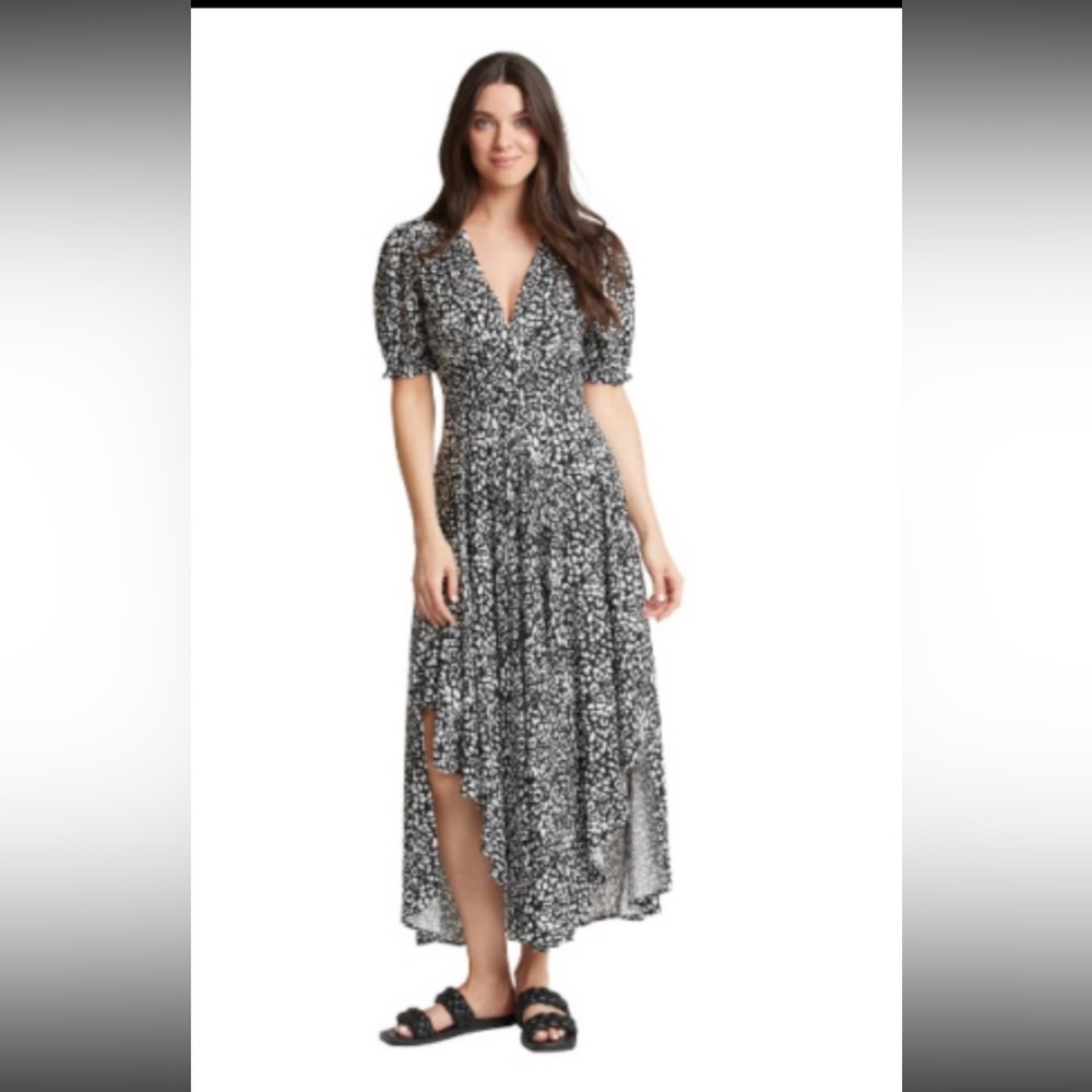 NWT Carre Noir flowy, comfortable dress. Size Medium